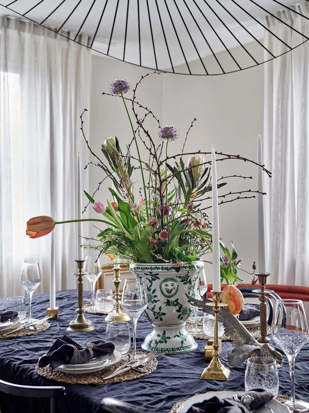 Fond d'écran floral et teintes vives : la maison de campagne suédoise aux accents de glamour - Gallery image 6