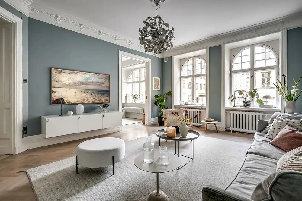Ventanas arqueadas y sala de estar con paredes azules: apartamento en Estocolmo (90 m²) - Gallery image 2