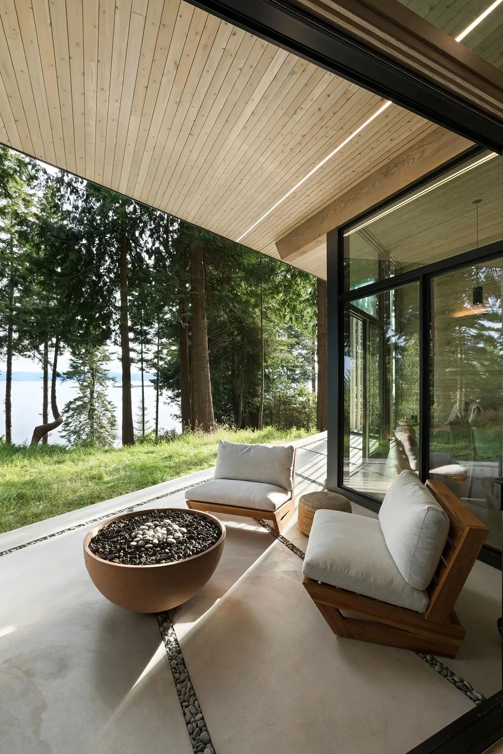 Modern cabin au lac au Canada avec un minimalisme dans la nature - Gallery image 14