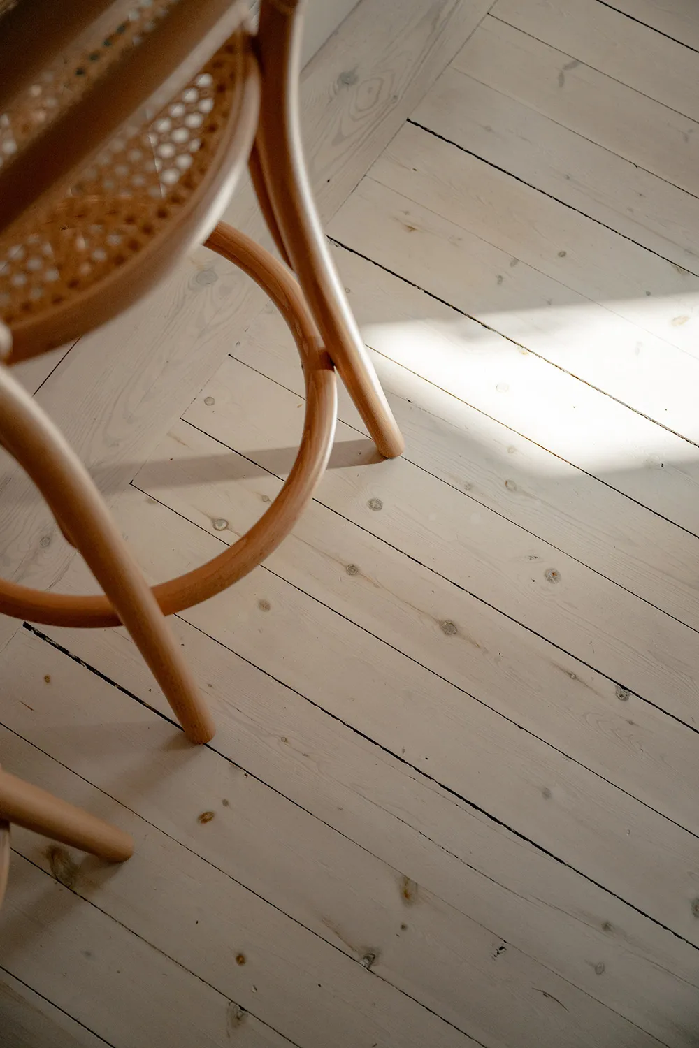 Schöne tiefe Wandfarben im Design einer kleinen Doppelwohnung in Schweden (44 qm) - 7