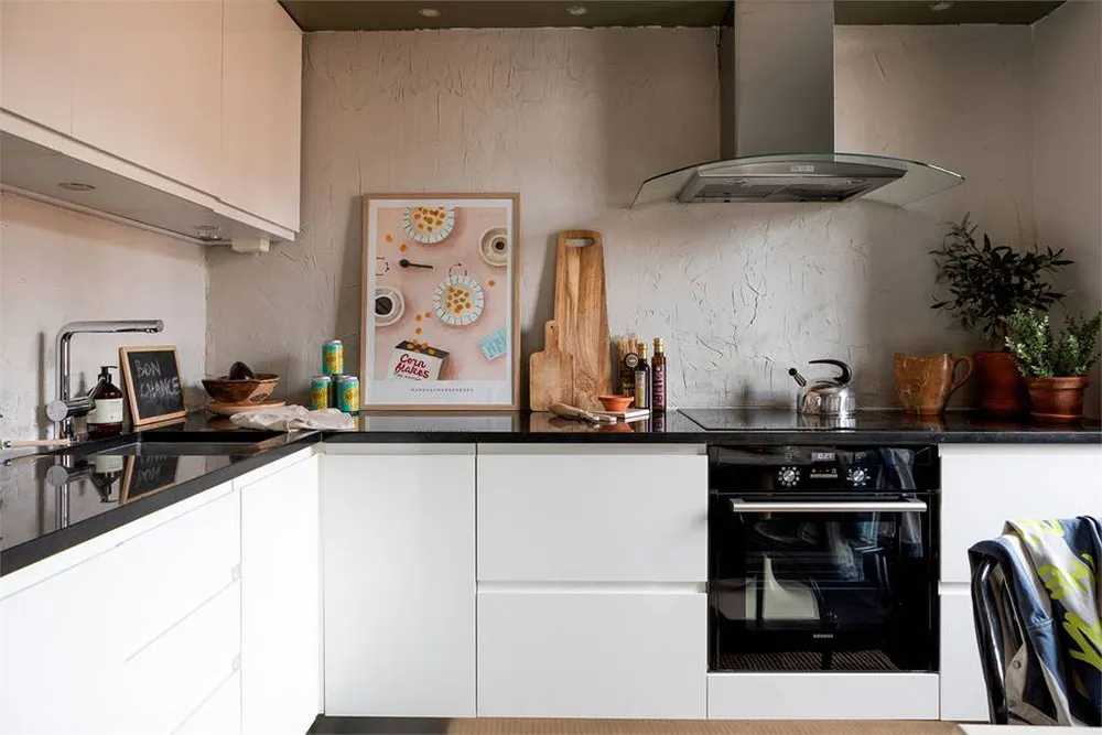 Терракотові стіни та темні акценти: нестандартна квартира в Стокгольмі (60 кв. м) - Gallery image 19