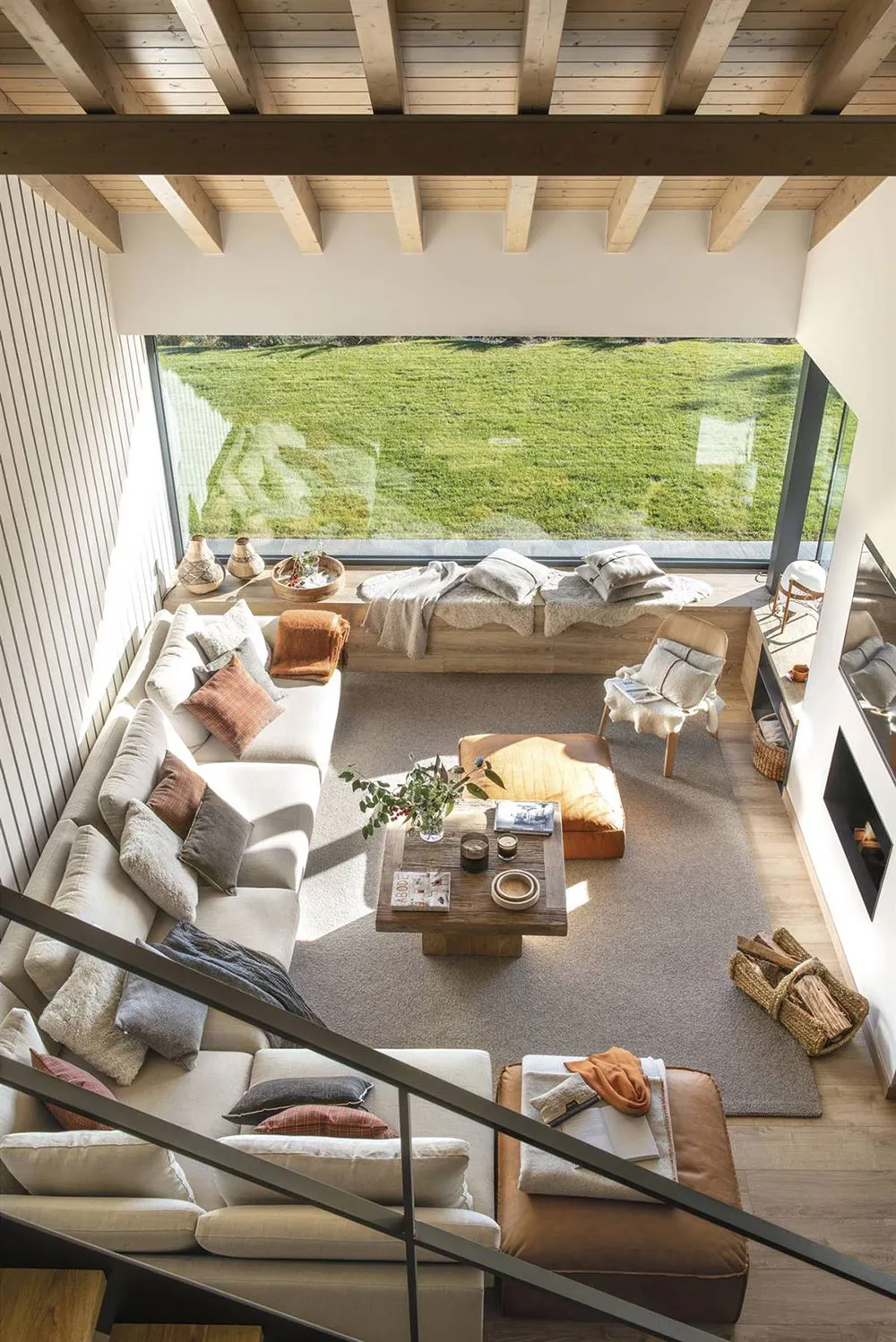 Maison dans les Pyrénées : intérieur dominé par le bois, qui a l'air moderne - Gallery image 3