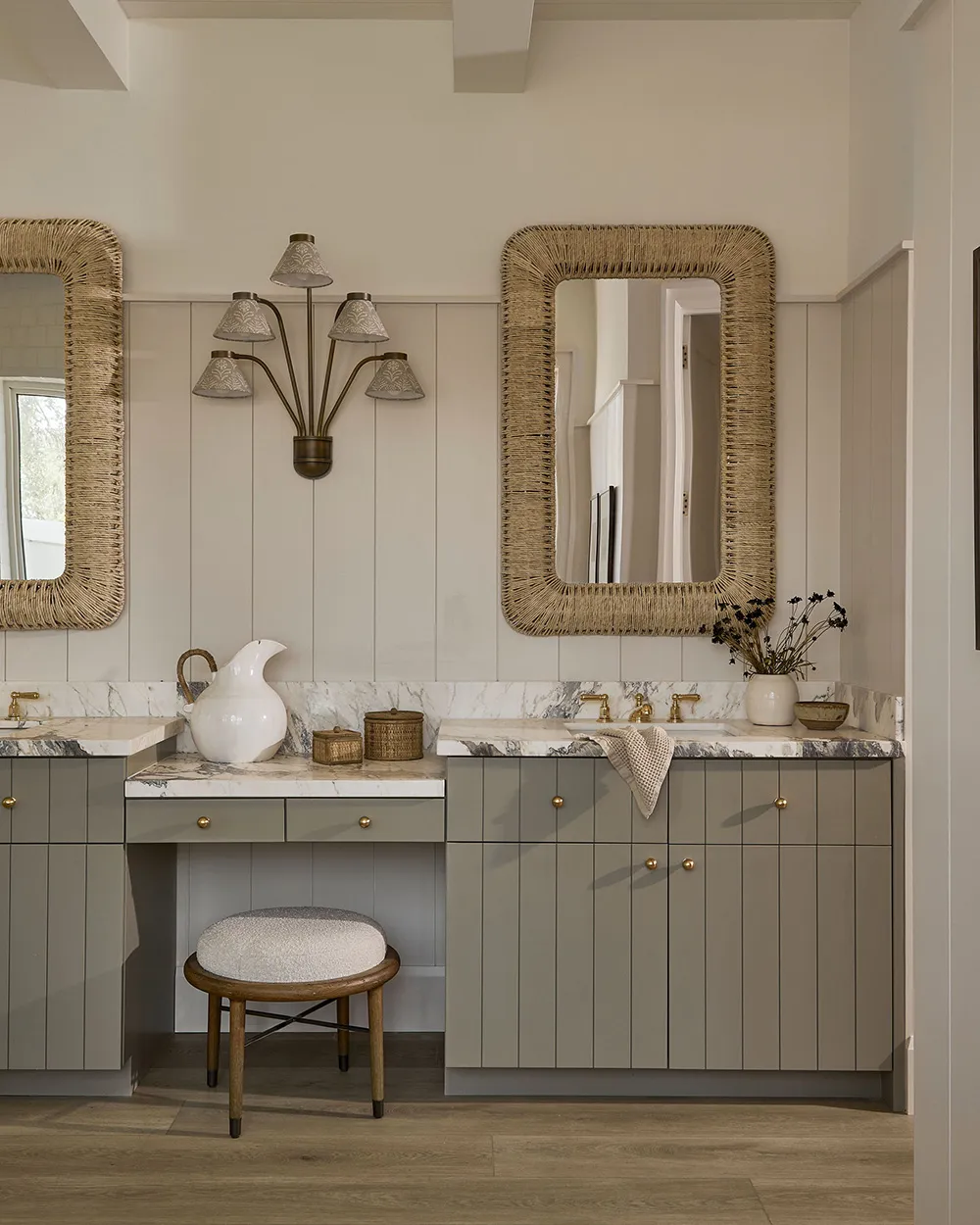 Piękny wysepkowy интерьер w Florydzie w kolorach piaskowo-beżowych - Gallery image 24