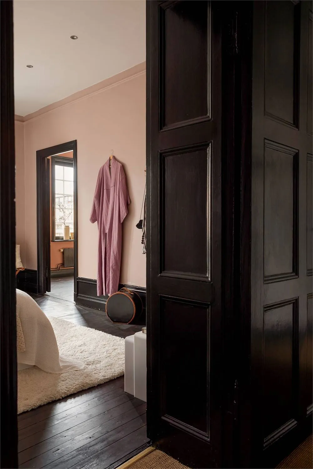 Терракотові стіни та темні акценти: нестандартна квартира в Стокгольмі (60 кв. м) - Gallery image 15