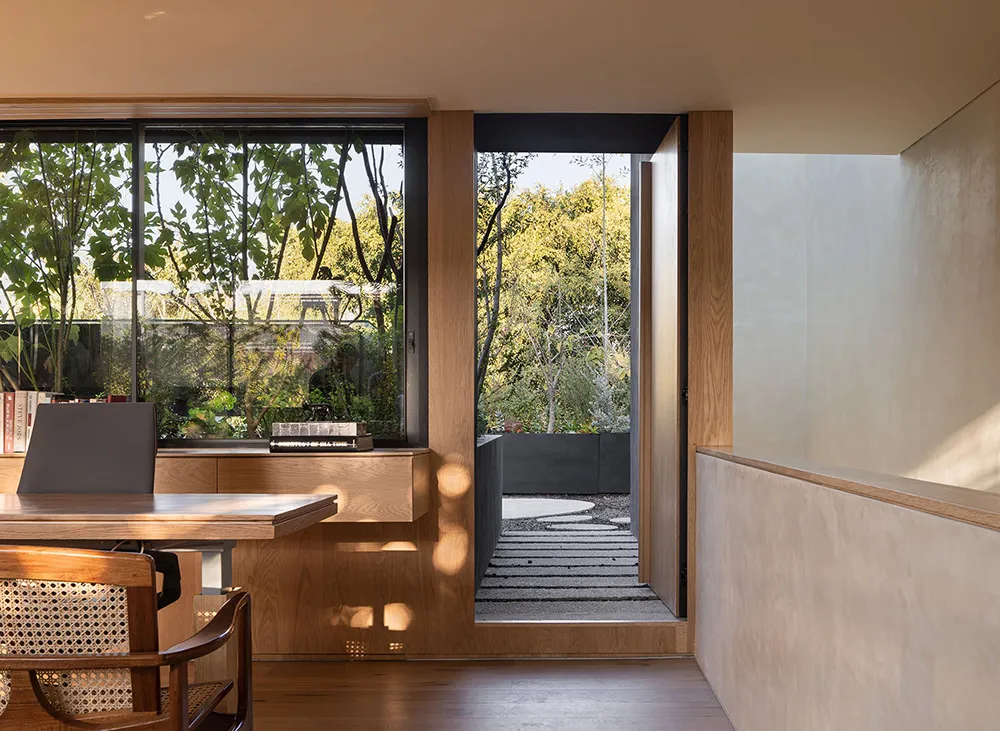 Spiel natürlichen Lichts in einem warmen, minimalen Interior in Mexiko - Gallery image 19