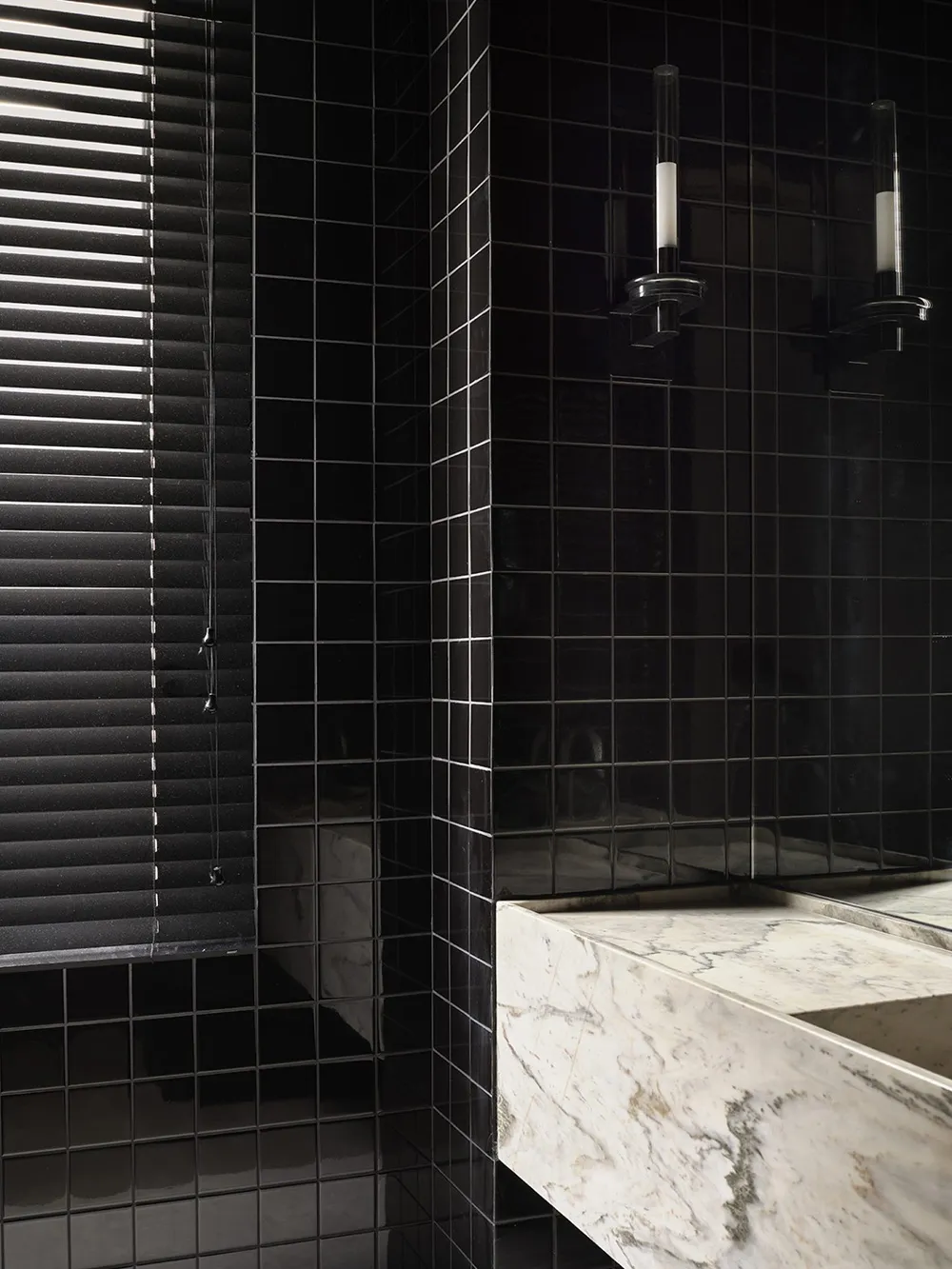 Schönes Kombinations von Beige und Braun in der Gestaltung einer modernen Wohnung in Madrid - Gallery image 13