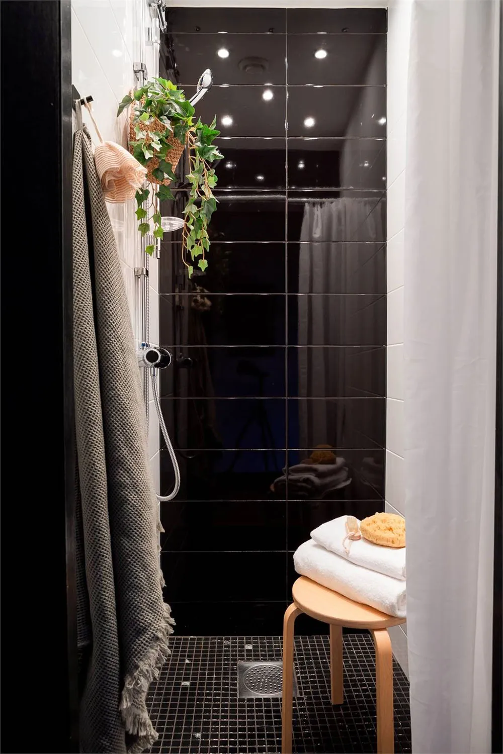 Терракотові стіни та темні акценти: нестандартна квартира в Стокгольмі (60 кв. м) - Gallery image 24