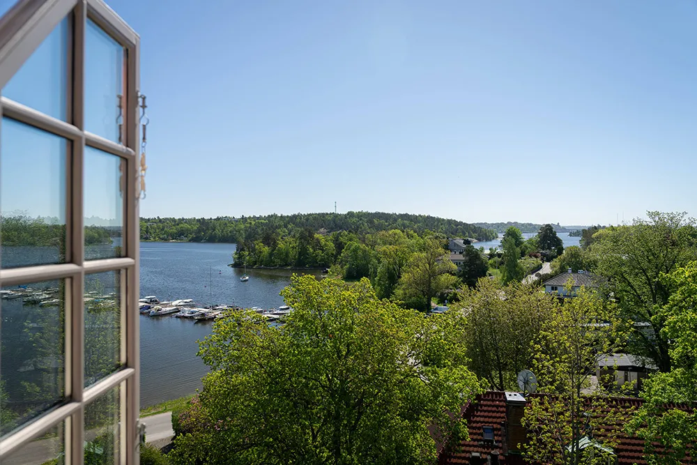 スウェーデンの湖畔にある、ナショナル・ロマンティック様式の美しいヴィラ - Gallery image 15