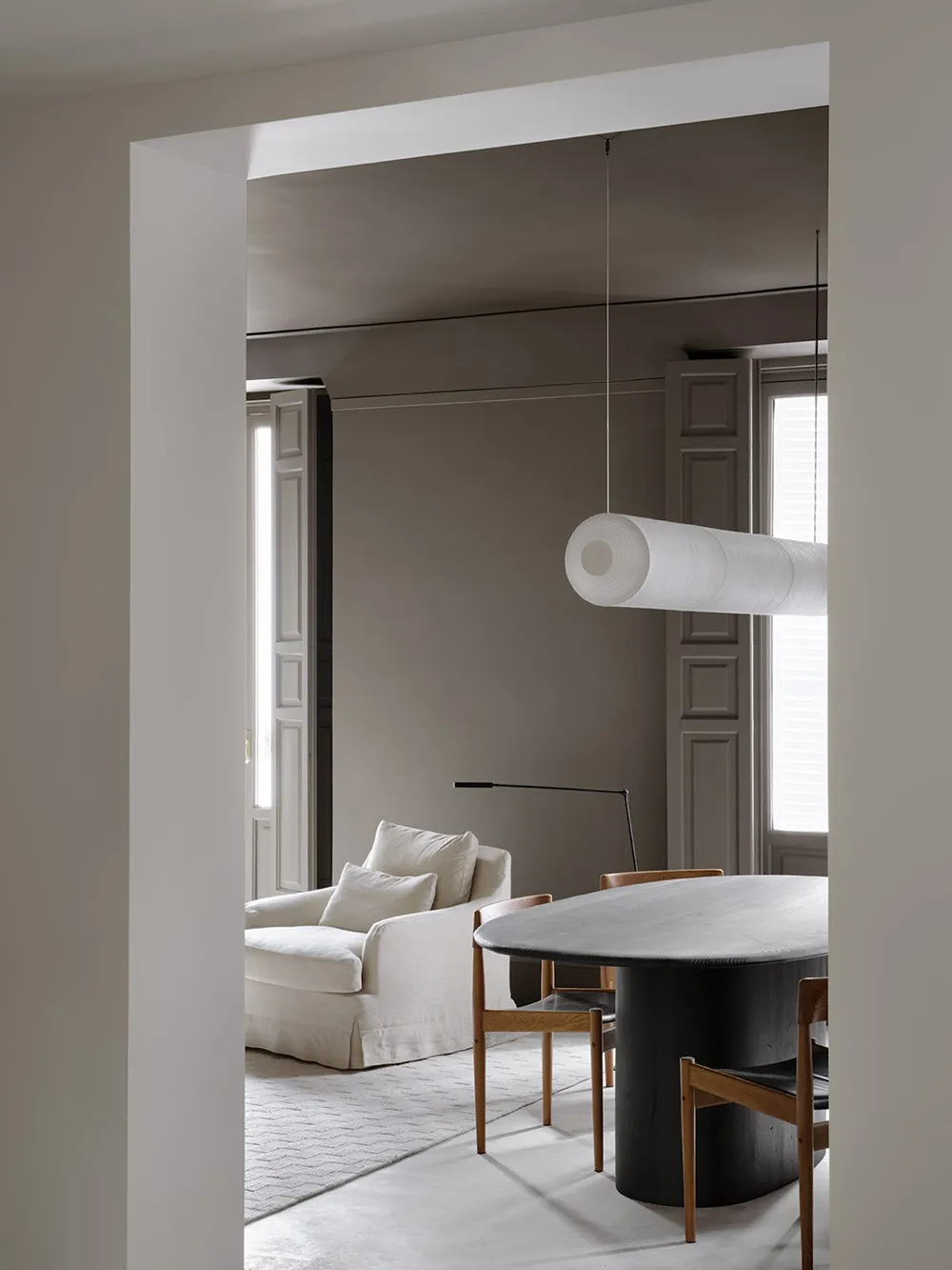 Schönes Kombinations von Beige und Braun in der Gestaltung einer modernen Wohnung in Madrid - Gallery image 1