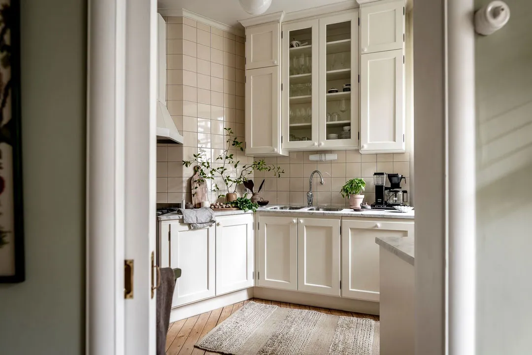 Blütenmuster in der Esszimmer und gemütliche Atmosphäre: Wohnung in Göteborg - Gallery image 16