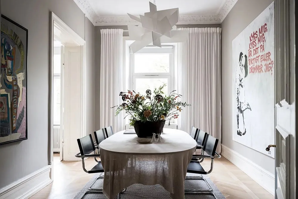 क्लासिक फ्रेमों में लगी पेंटिंगें एवं आधुनिक सजावट: गोथेनबर्ग में एक सुंदर अपार्टमेंट - Gallery image 9