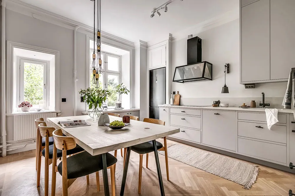 Ventanas arqueadas y sala de estar con paredes azules: apartamento en Estocolmo (90 m²) - Gallery image 13