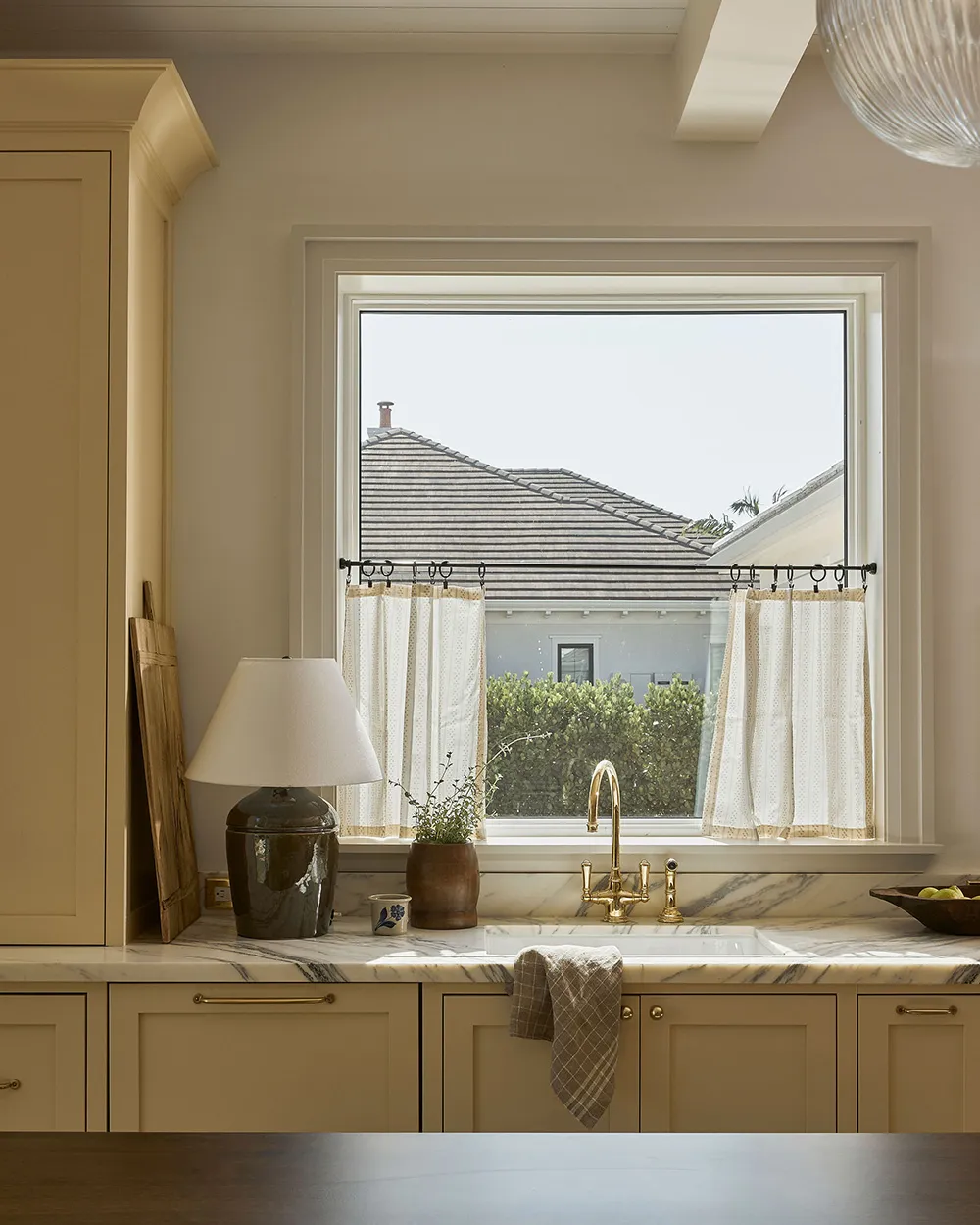 Piękny wysepkowy интерьер w Florydzie w kolorach piaskowo-beżowych - Gallery image 6