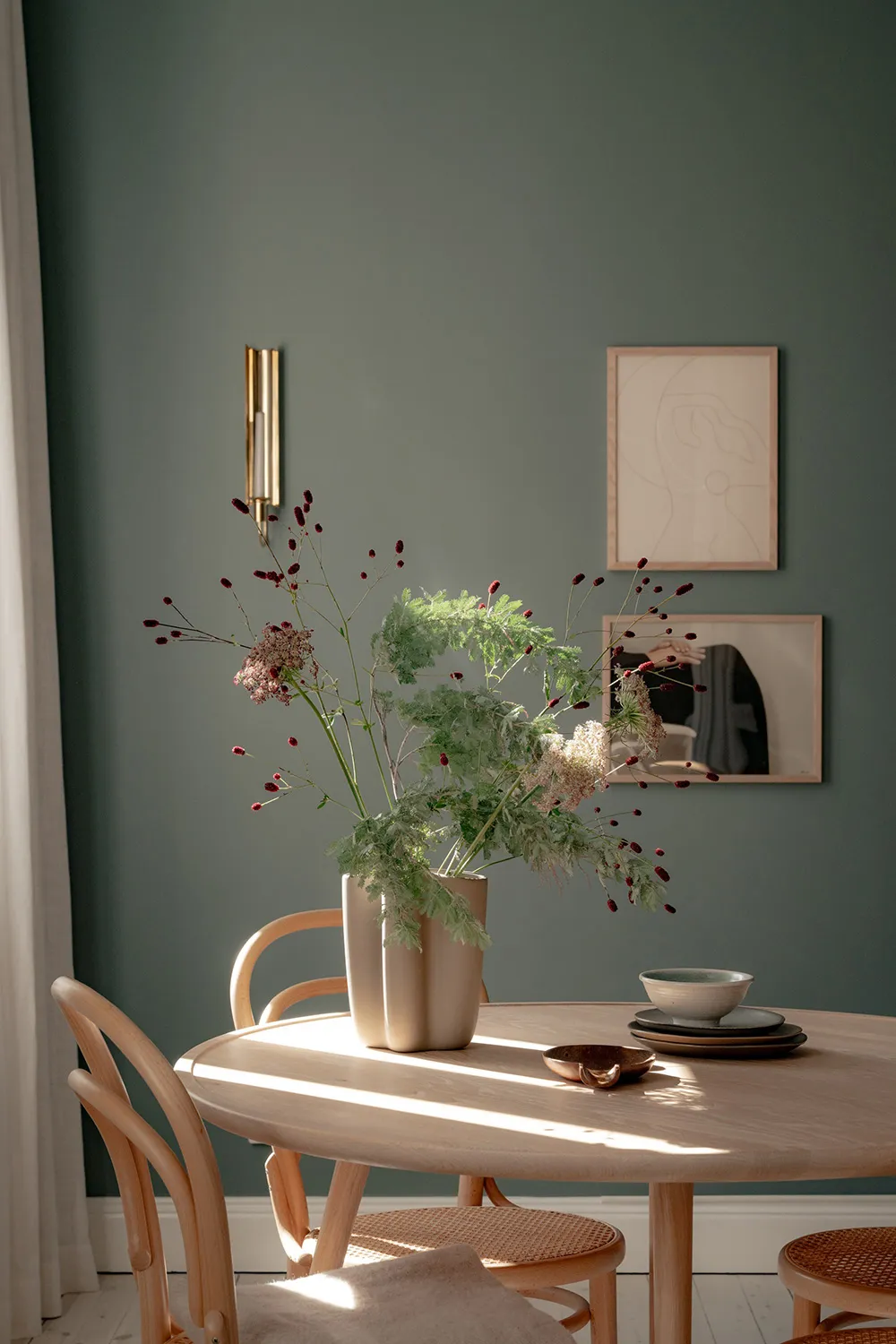 Schöne tiefe Wandfarben im Design einer kleinen Doppelwohnung in Schweden (44 qm) - 2