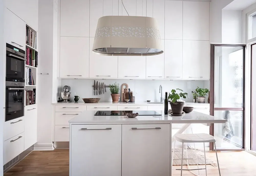 क्लासिक फ्रेमों में लगी पेंटिंगें एवं आधुनिक सजावट: गोथेनबर्ग में एक सुंदर अपार्टमेंट - Gallery image 13