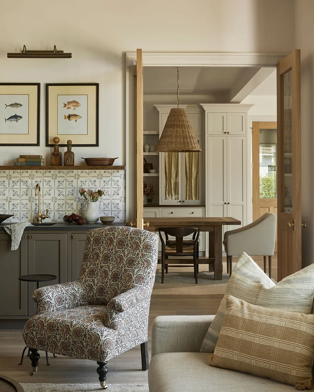 Piękny wysepkowy интерьер w Florydzie w kolorach piaskowo-beżowych - Gallery image 15