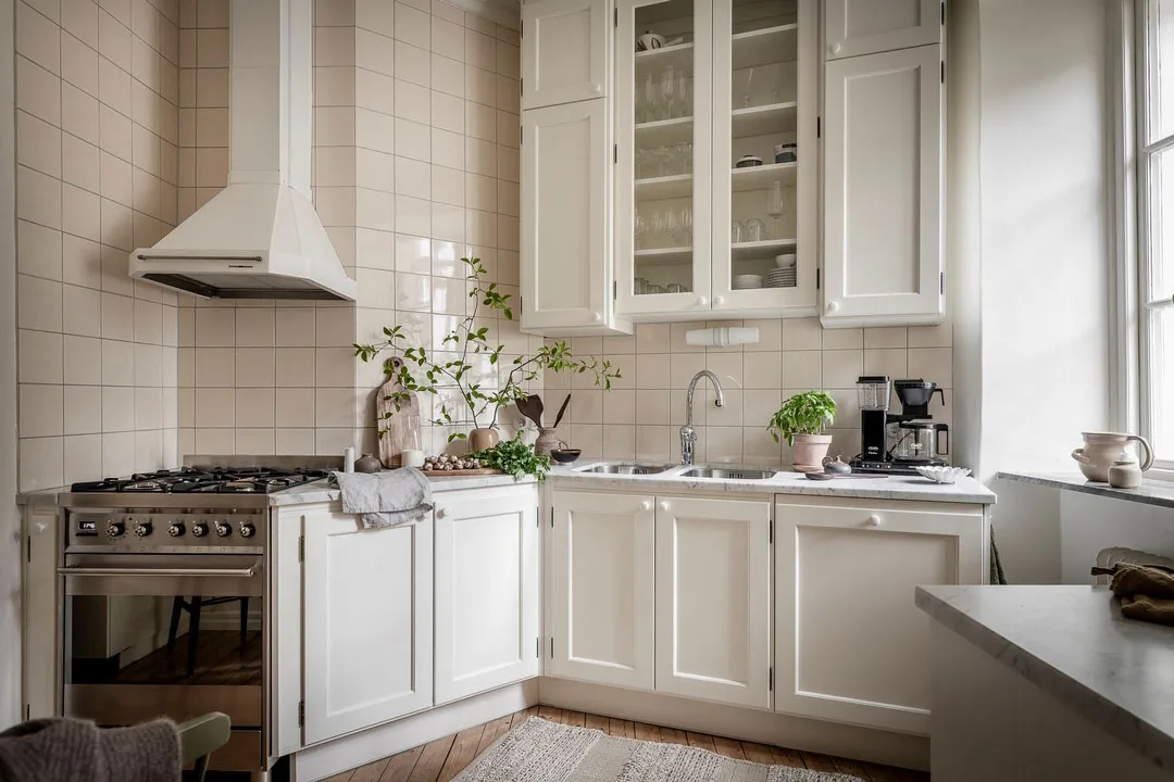 Blütenmuster in der Esszimmer und gemütliche Atmosphäre: Wohnung in Göteborg - Gallery image 17