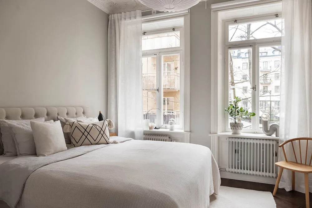 Елегантний білий інтер'єр із стильними темними акцентами (82 кв. м) - Gallery image 12