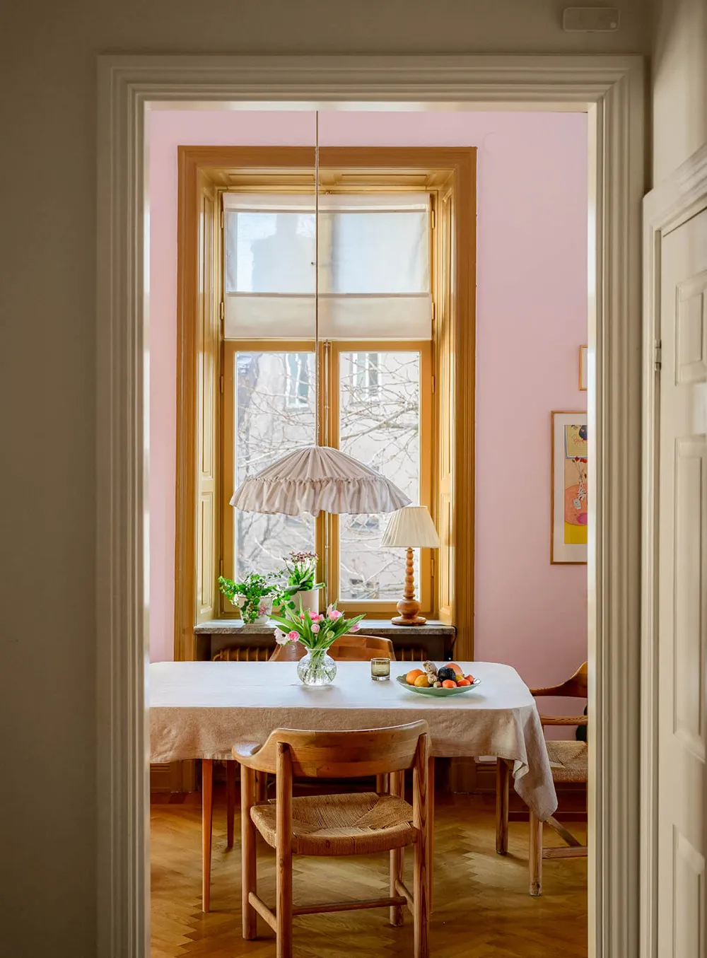 Różowe ściany i jasny nastrój: mieszkanie w Stokholmie - Gallery image 2