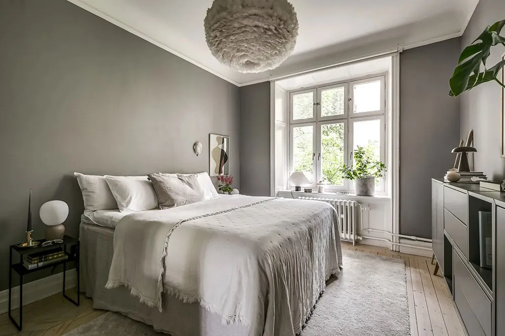 Ventanas arqueadas y sala de estar con paredes azules: apartamento en Estocolmo (90 m²) - Gallery image 16