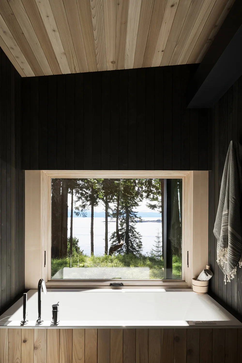 Modern cabin au lac au Canada avec un minimalisme dans la nature - Gallery image 9