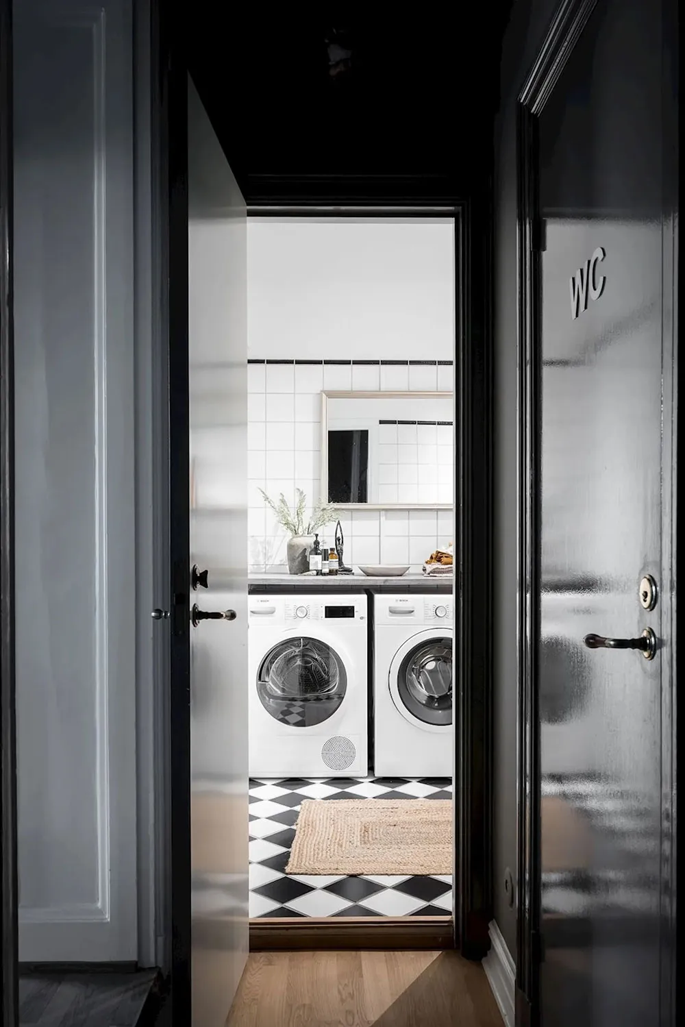 क्लासिक फ्रेमों में लगी पेंटिंगें एवं आधुनिक सजावट: गोथेनबर्ग में एक सुंदर अपार्टमेंट - Gallery image 23