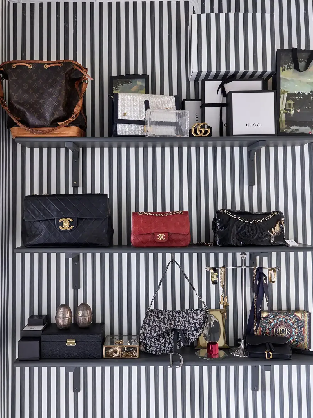 Fond d'écran floral et teintes vives : la maison de campagne suédoise aux accents de glamour - Gallery image 13