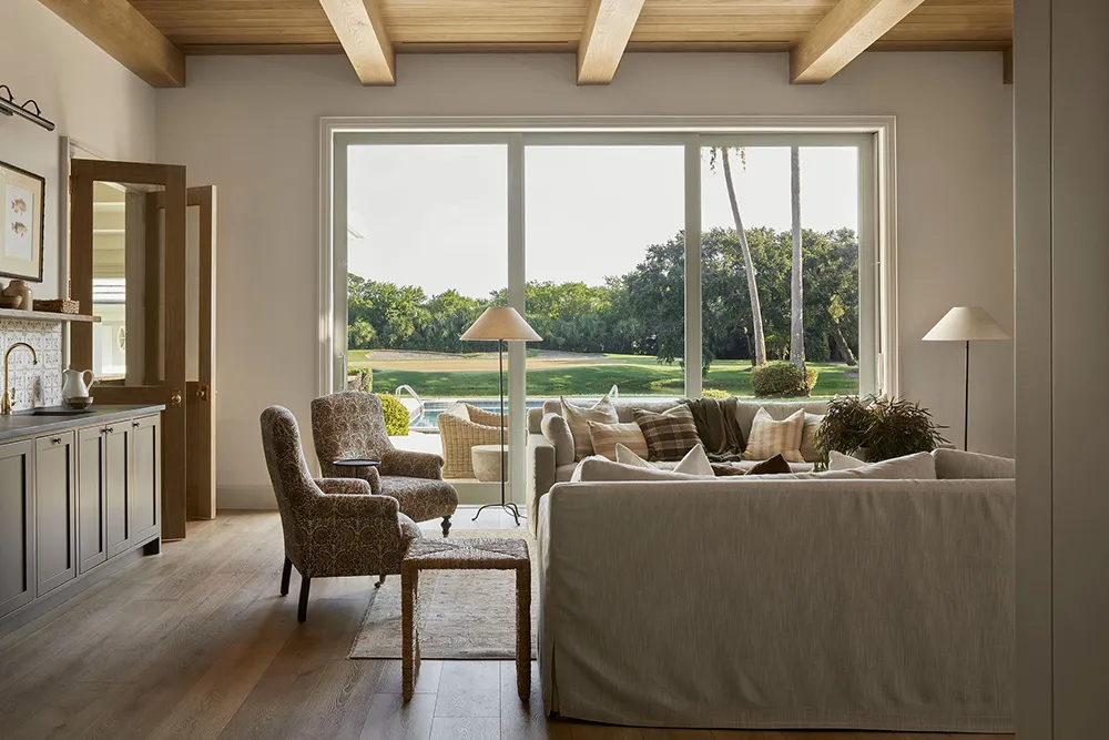 Piękny wysepkowy интерьер w Florydzie w kolorach piaskowo-beżowych - Gallery image 14