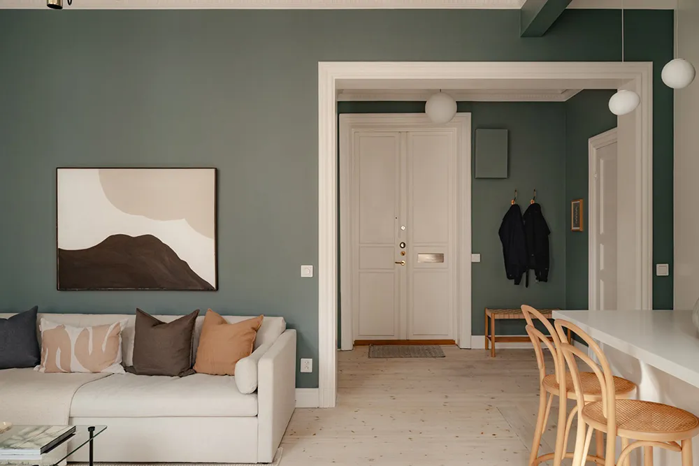 Schöne tiefe Wandfarben im Design einer kleinen Doppelwohnung in Schweden (44 qm) - 16