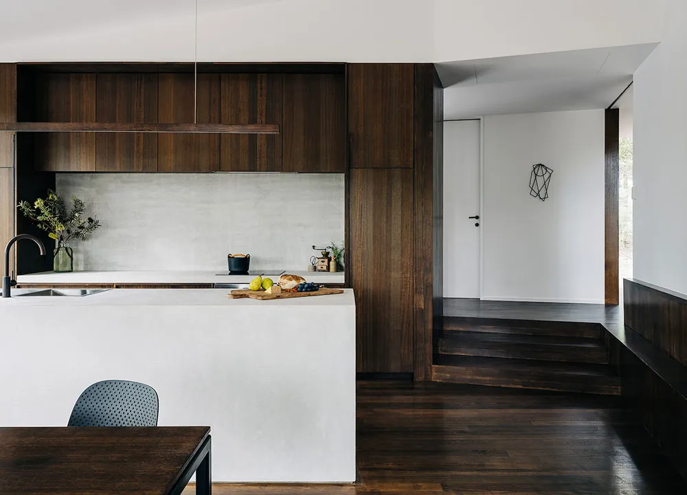 Stylischer kleiner Haus im Wald, der sich mit der Natur verschmolzen hat - Gallery image 5