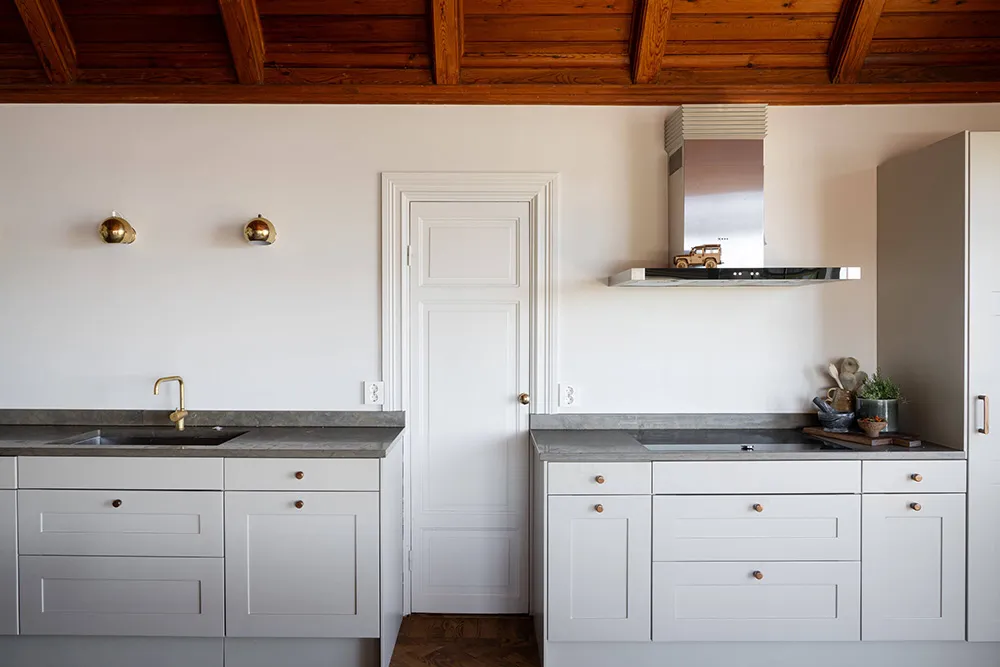 スウェーデンの湖畔にある、ナショナル・ロマンティック様式の美しいヴィラ - Gallery image 8