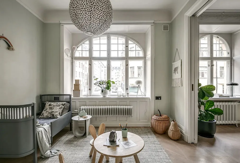 Ventanas arqueadas y sala de estar con paredes azules: apartamento en Estocolmo (90 m²) - Gallery image 5