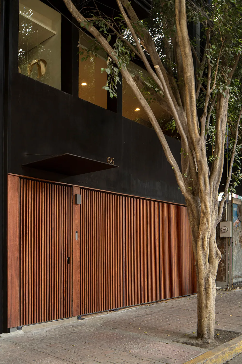 Spiel natürlichen Lichts in einem warmen, minimalen Interior in Mexiko - Gallery image 12