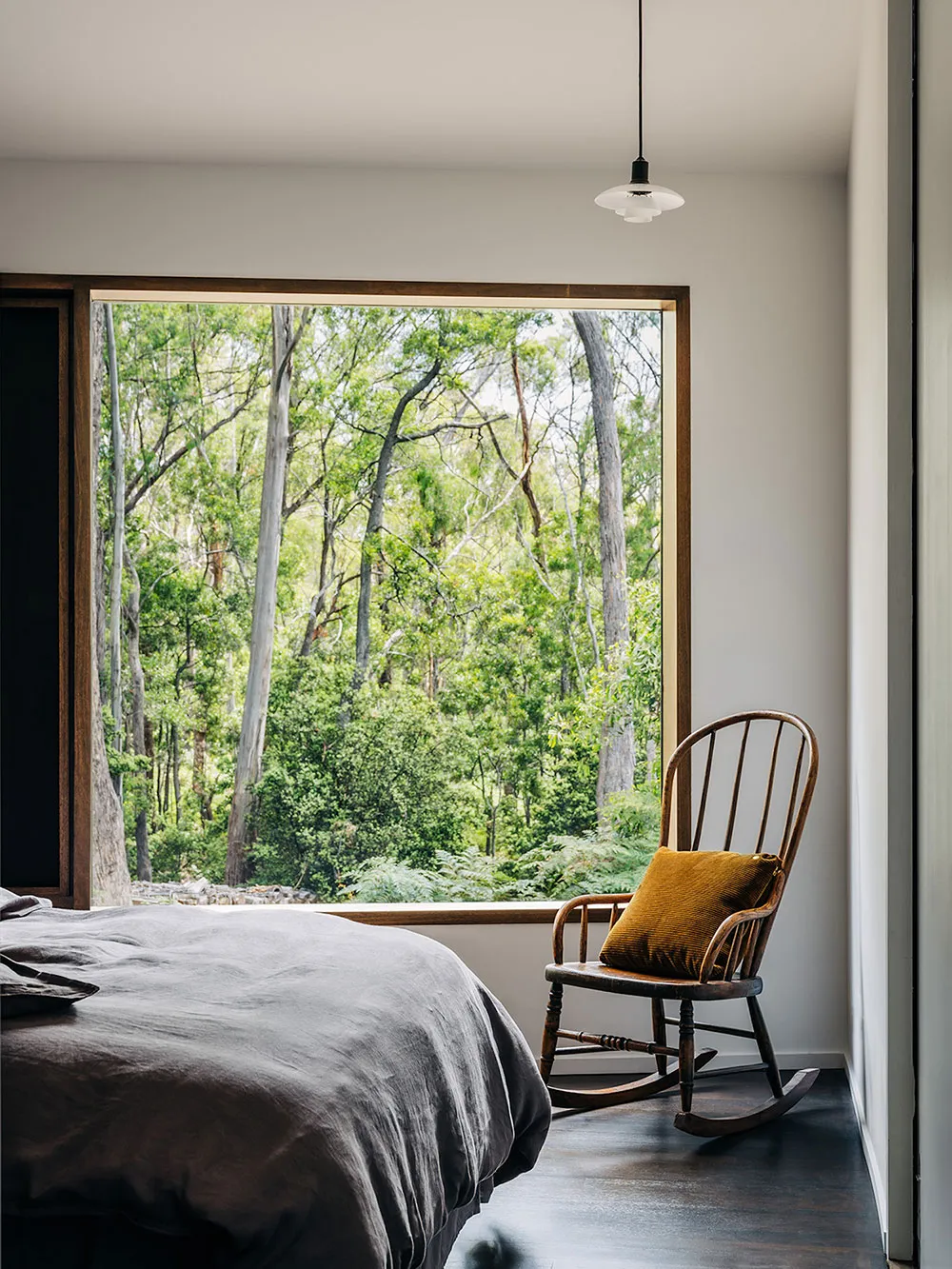 Stylischer kleiner Haus im Wald, der sich mit der Natur verschmolzen hat - Gallery image 9