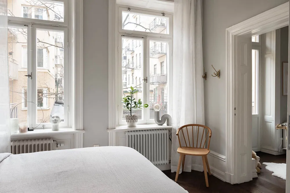 Елегантний білий інтер'єр із стильними темними акцентами (82 кв. м) - Gallery image 13