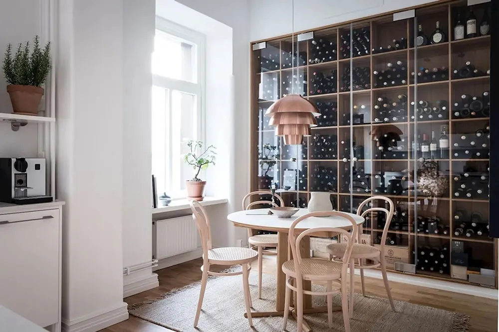 क्लासिक फ्रेमों में लगी पेंटिंगें एवं आधुनिक सजावट: गोथेनबर्ग में एक सुंदर अपार्टमेंट - Gallery image 15