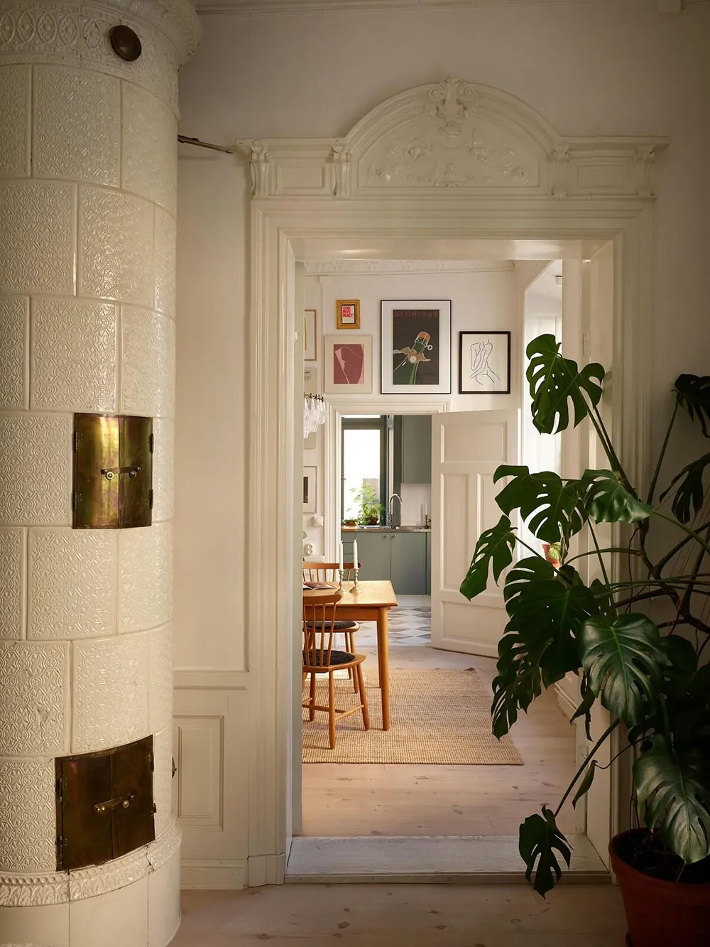 Jasny naścienne dekoracje i eleganckie detale: piękny mieszkanie w Stokholmie (76 m²) - Gallery image 9