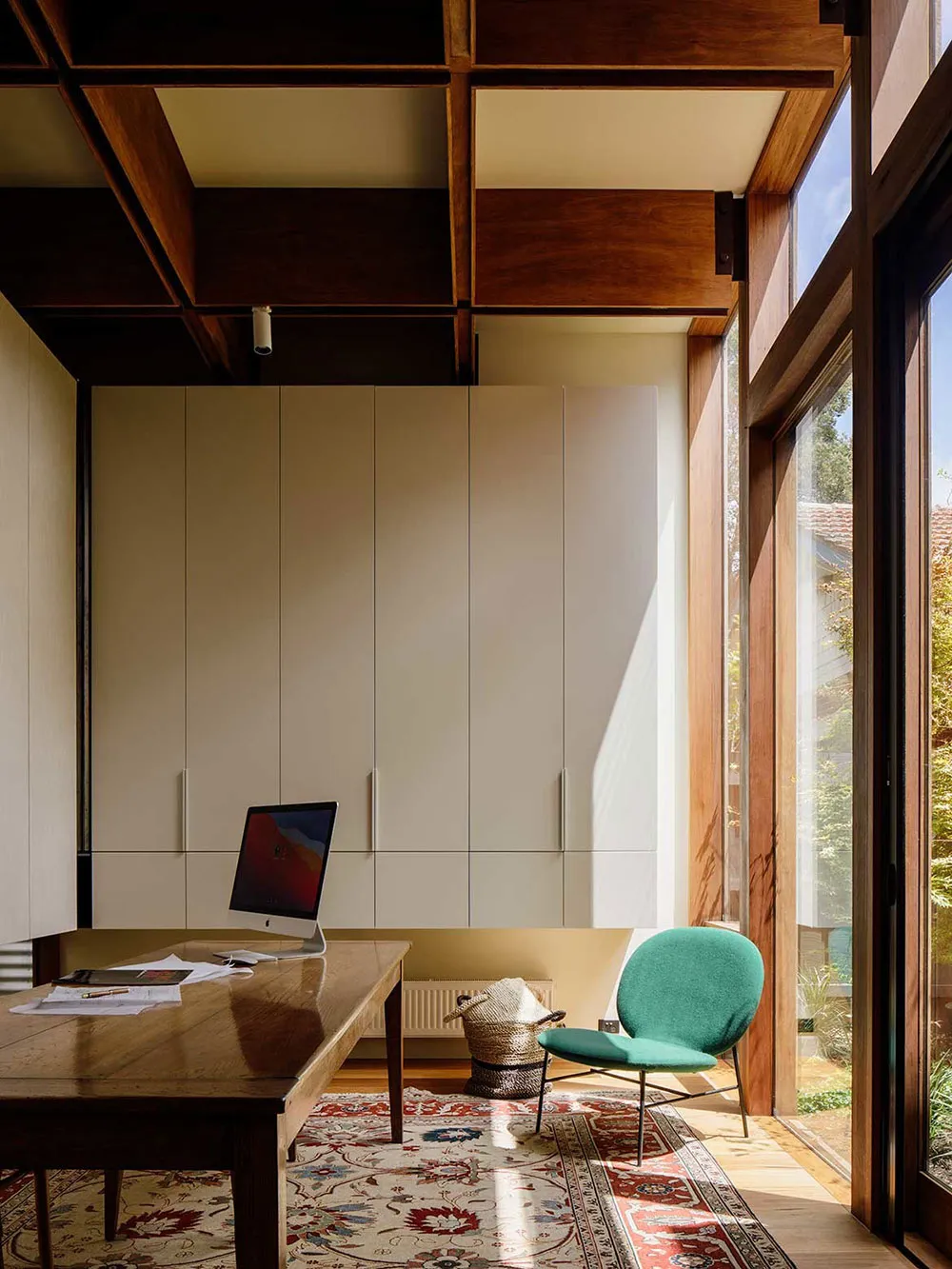 Madera y luz natural: acogedor hogar moderno en Melbourne - Gallery image 9