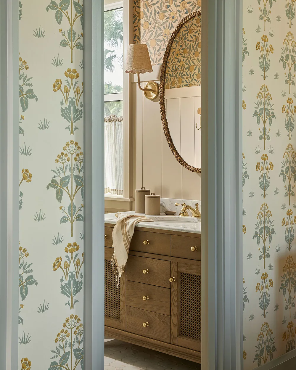 Piękny wysepkowy интерьер w Florydzie w kolorach piaskowo-beżowych - Gallery image 18