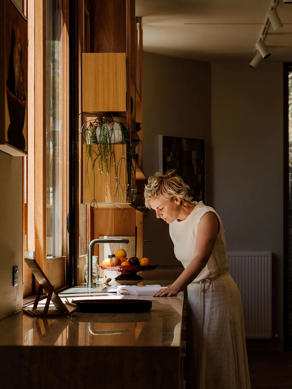 Madera y luz natural: acogedor hogar moderno en Melbourne - Gallery image 7