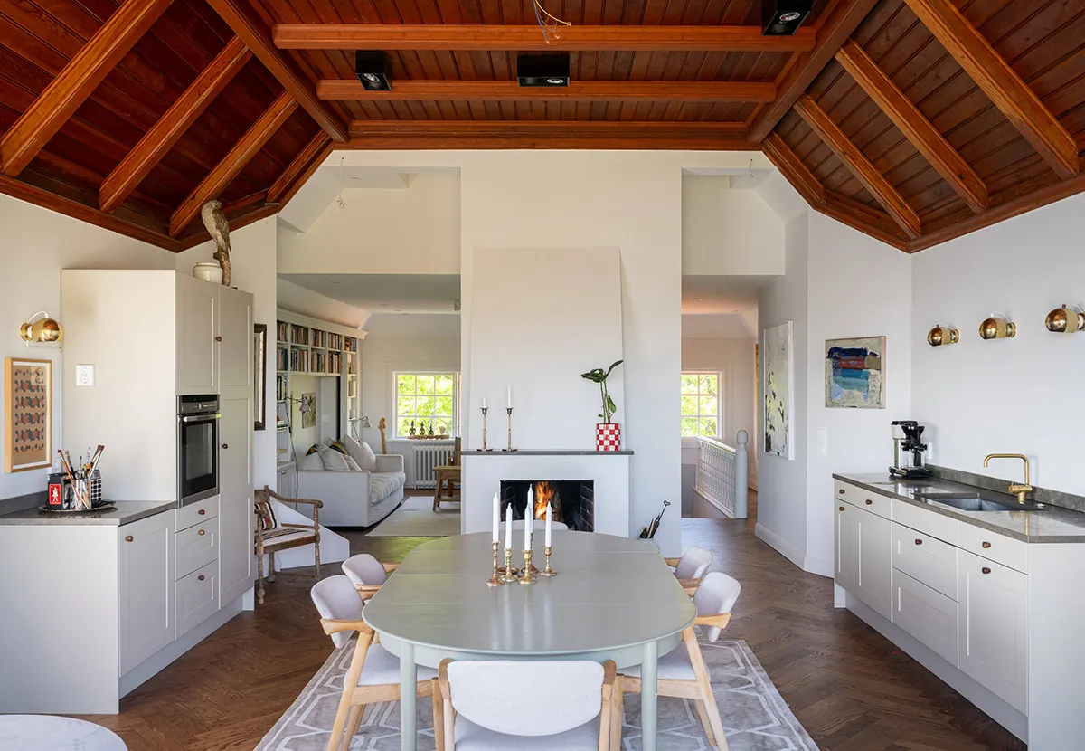 スウェーデンの湖畔にある、ナショナル・ロマンティック様式の美しいヴィラ - Gallery image 3