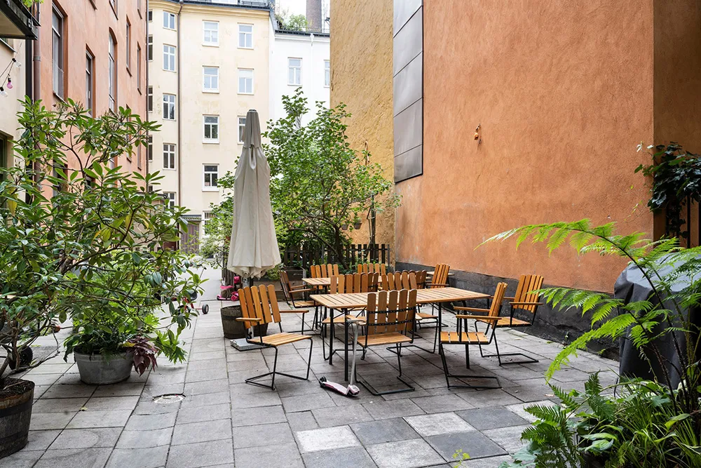 Schöne tiefe Wandfarben im Design einer kleinen Doppelwohnung in Schweden (44 qm) - 22