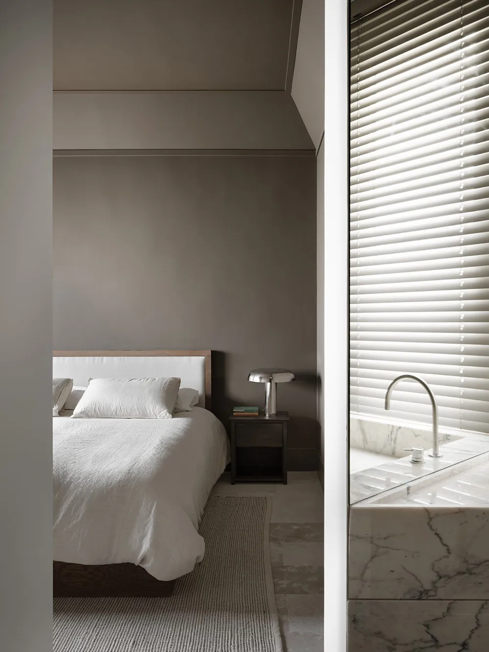 Schönes Kombinations von Beige und Braun in der Gestaltung einer modernen Wohnung in Madrid - Gallery image 7