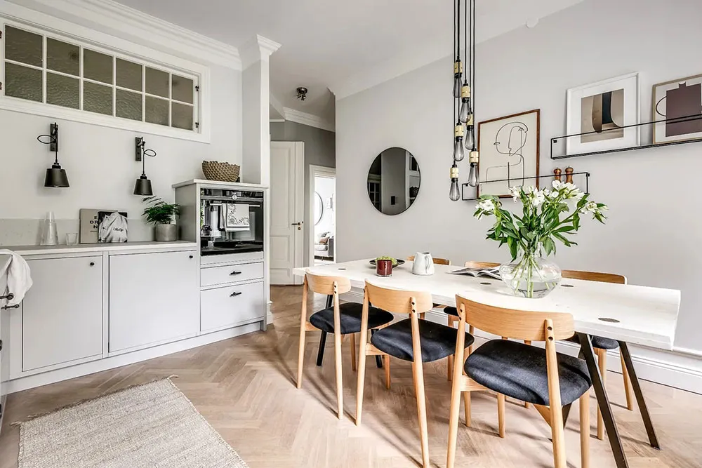 Ventanas arqueadas y sala de estar con paredes azules: apartamento en Estocolmo (90 m²) - Gallery image 12