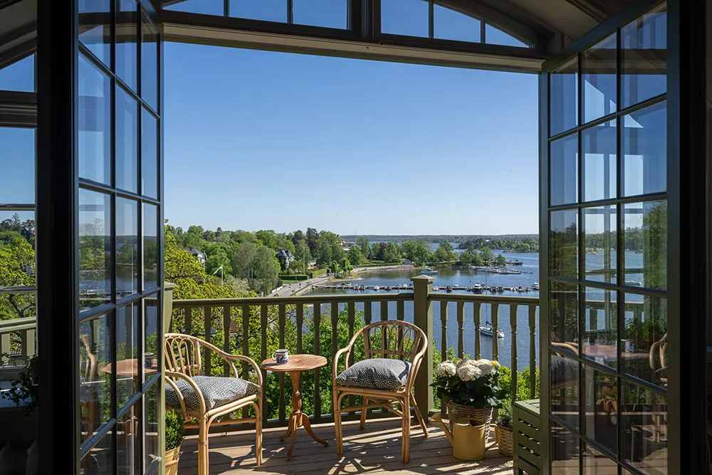 スウェーデンの湖畔にある、ナショナル・ロマンティック様式の美しいヴィラ - Gallery image 5