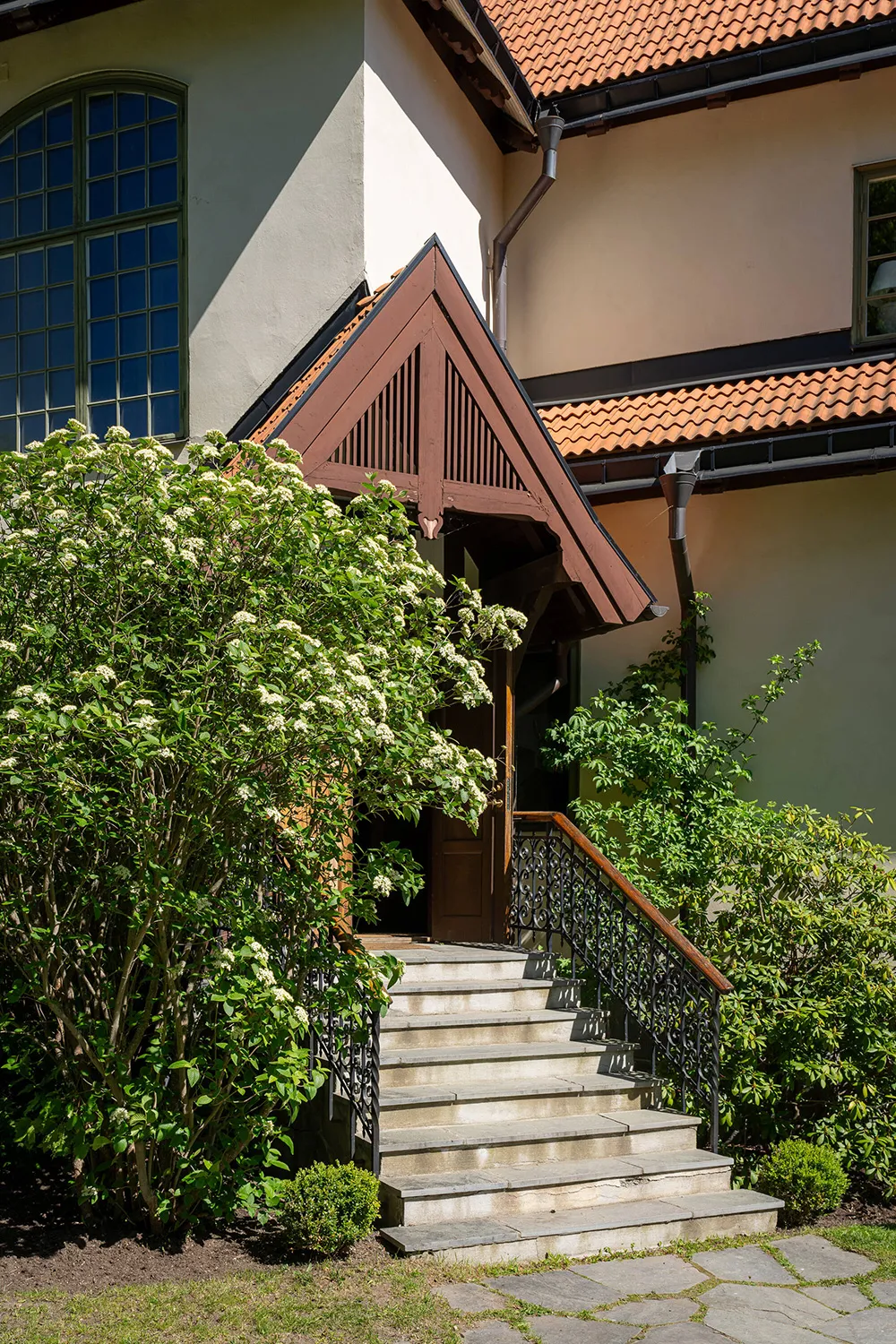 スウェーデンの湖畔にある、ナショナル・ロマンティック様式の美しいヴィラ - Gallery image 2