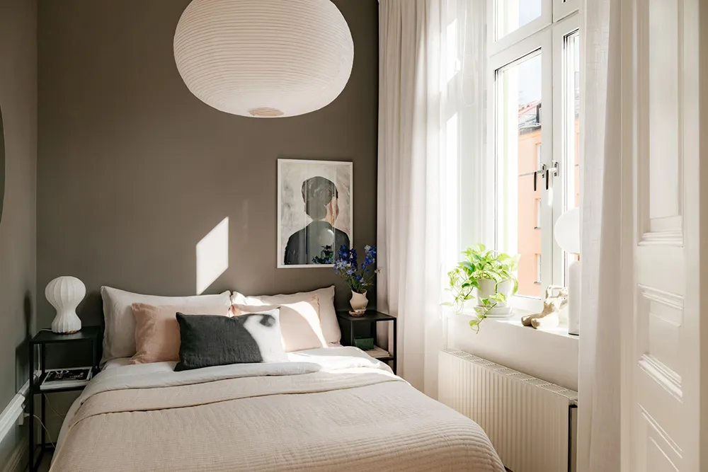 Schöne tiefe Wandfarben im Design einer kleinen Doppelwohnung in Schweden (44 qm) - 11