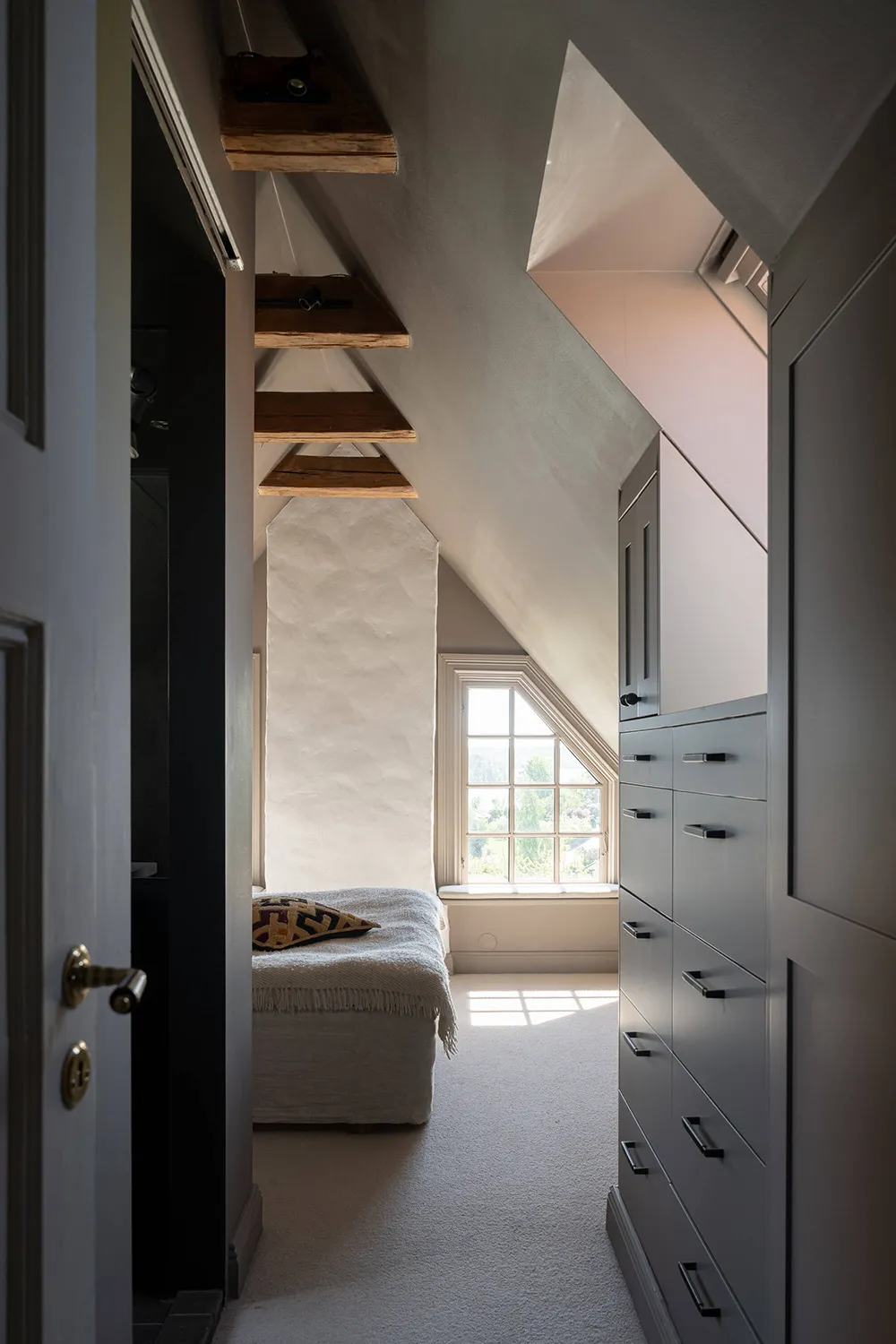 スウェーデンの湖畔にある、ナショナル・ロマンティック様式の美しいヴィラ - Gallery image 18