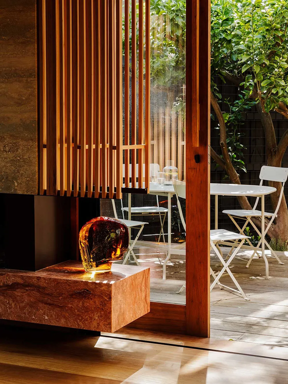 Madera y luz natural: acogedor hogar moderno en Melbourne - Gallery image 6