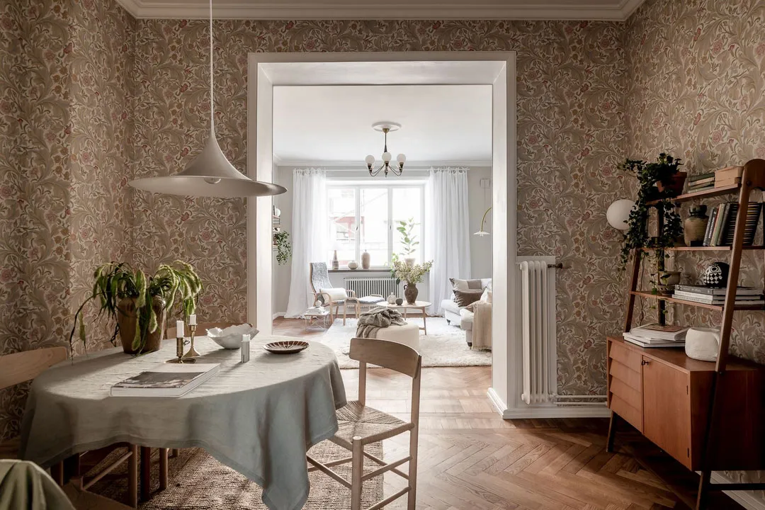 Blütenmuster in der Esszimmer und gemütliche Atmosphäre: Wohnung in Göteborg - Gallery image 4